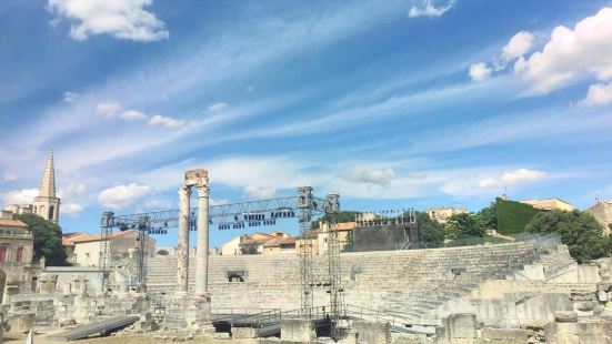 古罗马时代的剧场，几千年前的建筑，非常壮观，现在还在使用中，