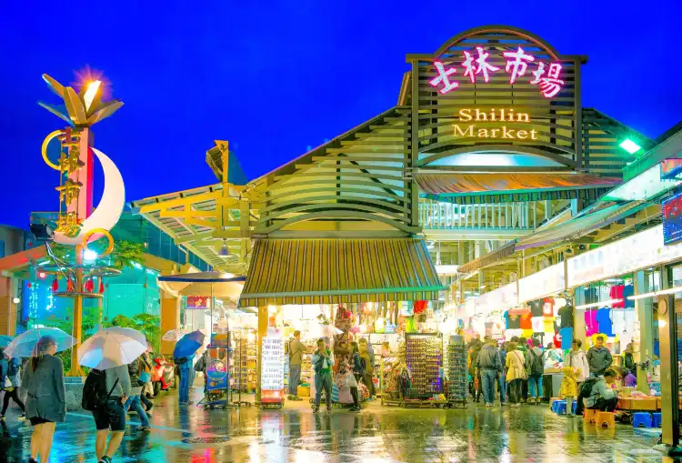 Hotels near Shilin Night Market