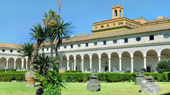 lawatan sehari Colosseum, Trevi Fountain, Palatine Hill, dan Muzium Negara Rom.