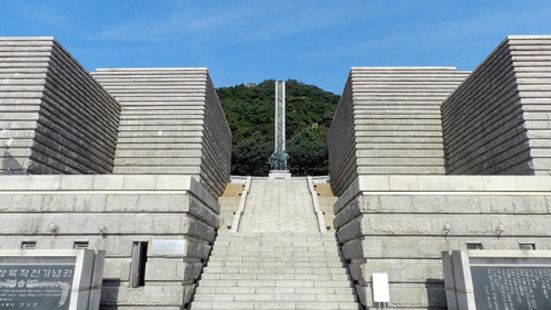 仁川登陸戰役紀念館佔地極廣，若台地狀，估計是在類比當年聯軍士