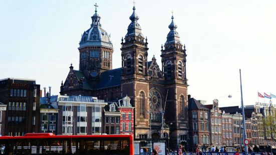 阿姆斯特丹是尼古拉斯大教堂，是阿姆斯特丹的標誌性建築之一。在