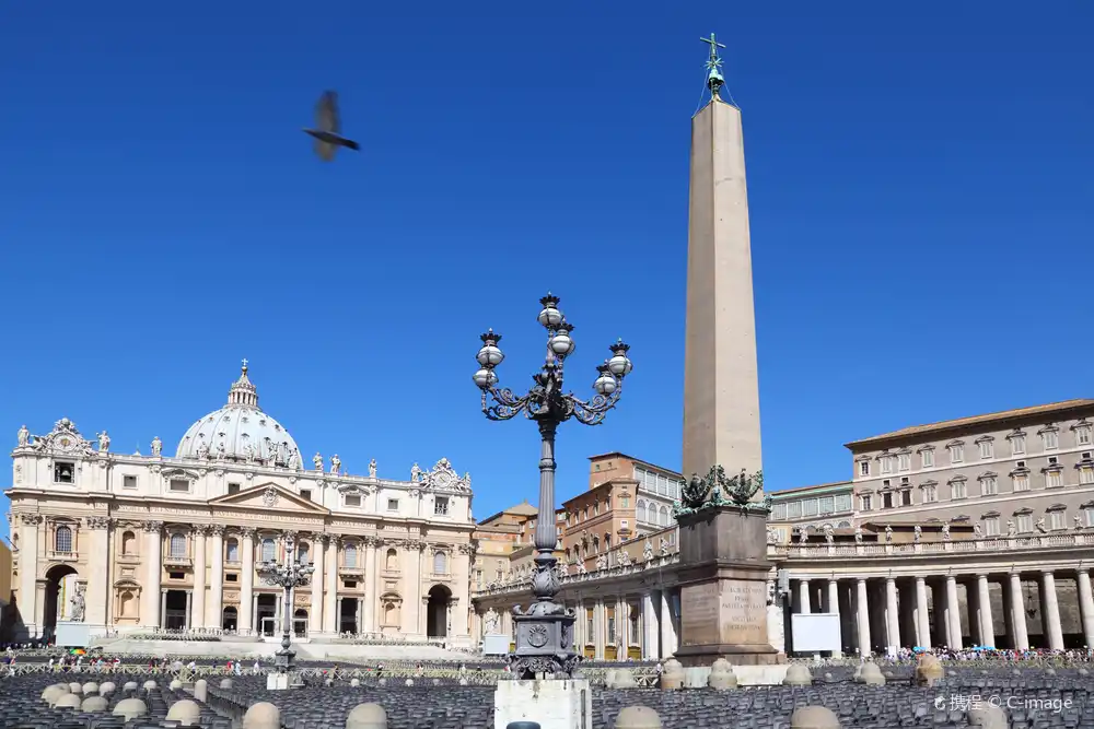 Hotels near St. Peter Square Obelisk