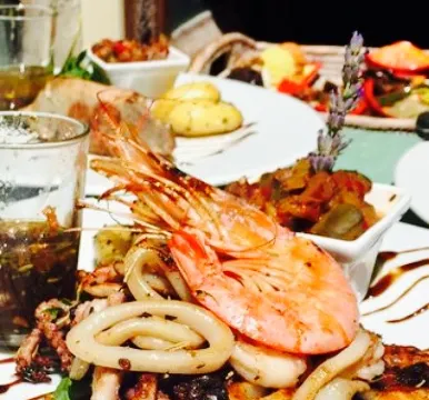 LE PETIT CAFÉ Restaurant & Bar à Vins