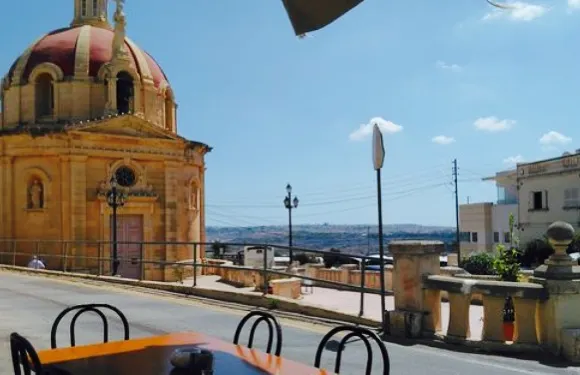 Greyhound Bar & Restaurant