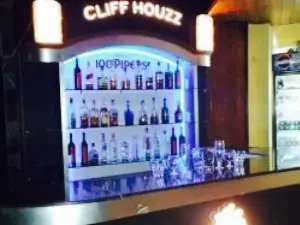 Cliff Houzz Restaurant & Bar
