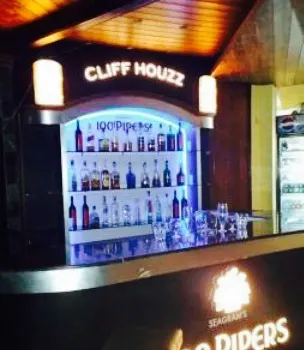 Cliff Houzz Restaurant & Bar