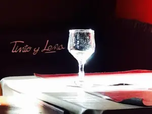 Tinto y leña