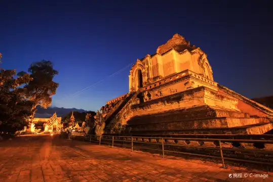 Hotels near Watchediluang Varaviharn