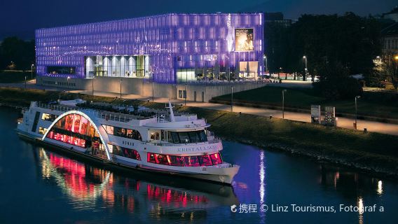 Lentos Kunstmuseum (Museum of Modern Art Linz)