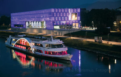 Lentos Kunstmuseum (Museum of Modern Art Linz)
