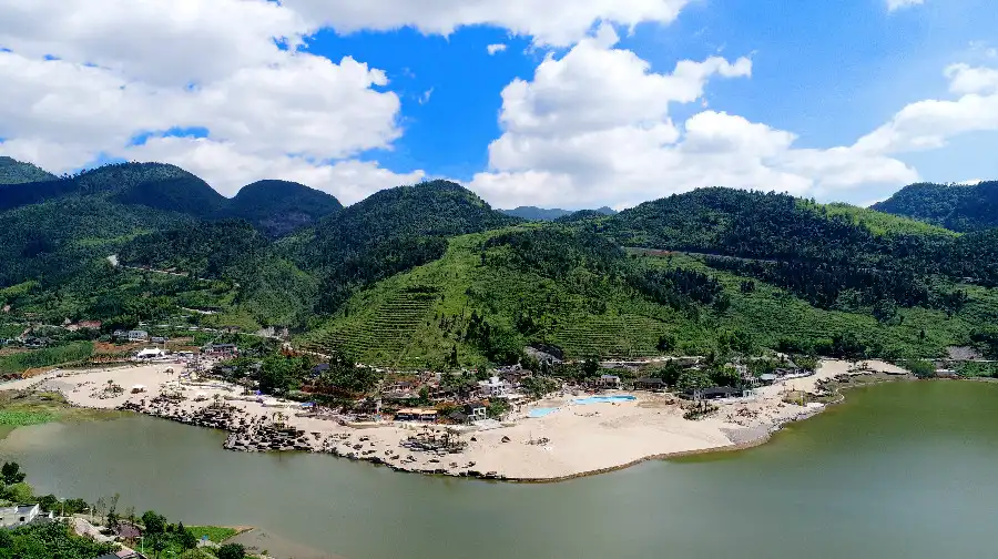 Hotels near Banliao Lake