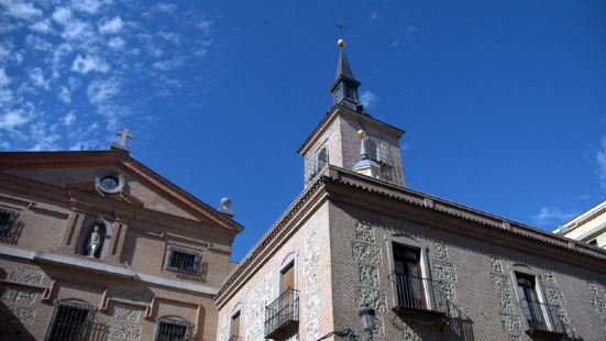 聖西內斯教堂是馬德里的最古老的教堂之一，外觀雄偉美麗，雕刻很
