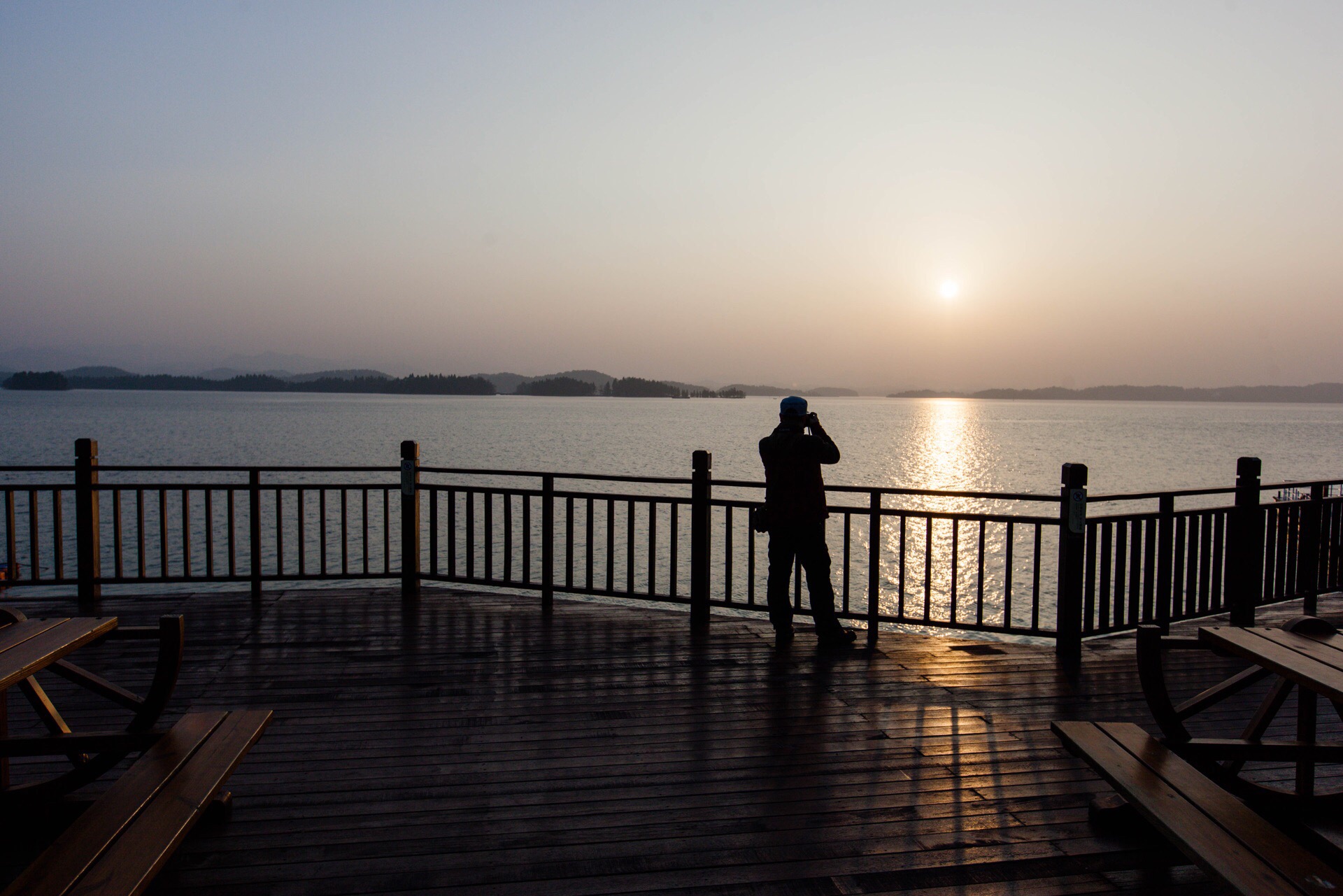 When I arrived at Wanfoyuan, it was close to the evening, but I still felt the scenery was charming. The place with the lake always feels good to you. Wanfo Lake is surrounded by mountains, with artificial earth dams, Wanfo stone forest, cliff stone carvings, Glen New Moon, Wenjiadun and Longwangshu Neolithic Sites, Meishan Xiaoyan, Longbaishan Road, Zuoci Fishing Terrace and Guanyin Cave. Dozens of natural landscapes and cultural landscapes such as Renma, Cuijuling, Bailuzhou, Meiling Power Station, spillway, and horn rushing into the sluice. Wanfo Lake is a collection of mountains, water, springs, rocks, cliffs, ponds, caves, forests, flowers and water conservancy facilities.