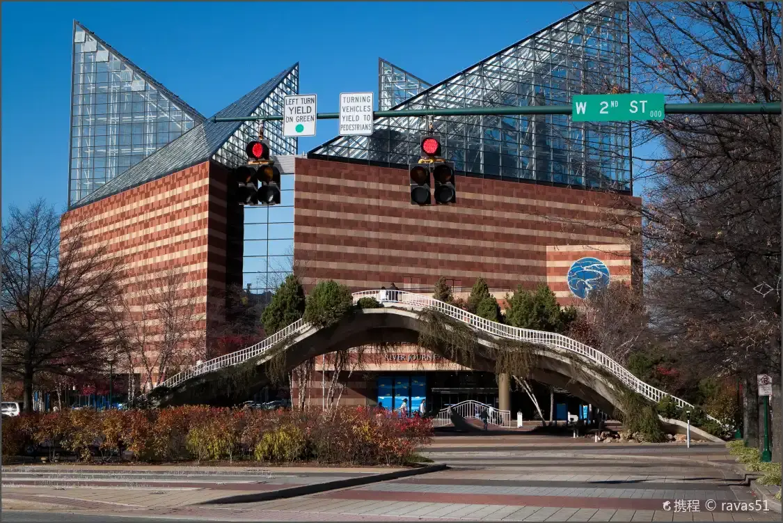 Hotels near Tennessee Aquarium
