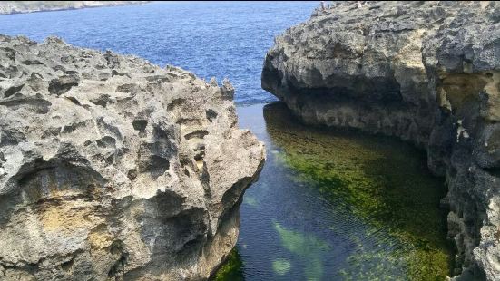 班尼达岛上的一处网红地，岩石上的一条裂口，话说涨潮时海水会连