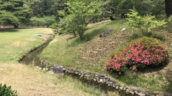 日本的每座城市，幾乎都有這樣的城堡建築，現在就變成公園了。裏