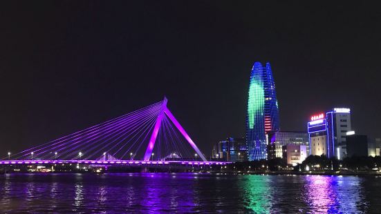 位于大运河宁波三江口，可尽览河岸景色，夜间景色也美。一个休闲