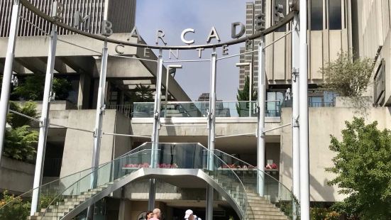 芳草地艺术中心是旧金山一个很出名的艺术展览中心的没有记错的话
