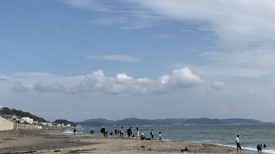 海岸线绵长，海浪略有些汹涌，可以看到很多冲浪爱好者勇敢地一次