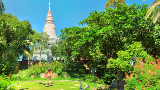 Hotels near Mount Phnom