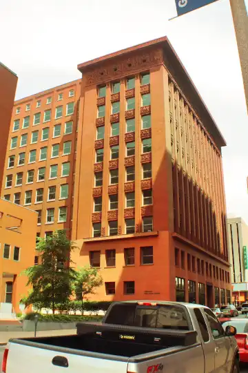 Wainwright Building周辺のホテル