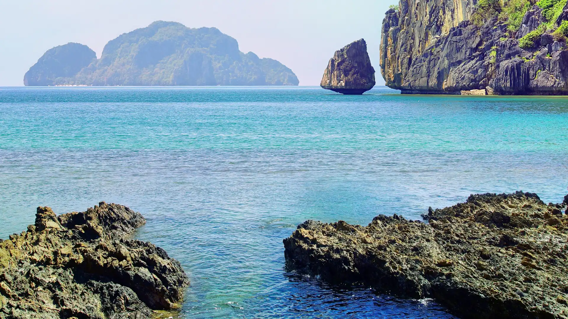Hotels near Corong Corong Beach