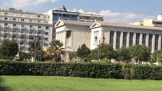 在雅典大學再往前就是圖書館，這邊三個著名景點連到一塊，但除了