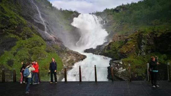 Kjosfossen瀑布，是挪威著名的景观火车Flamsba