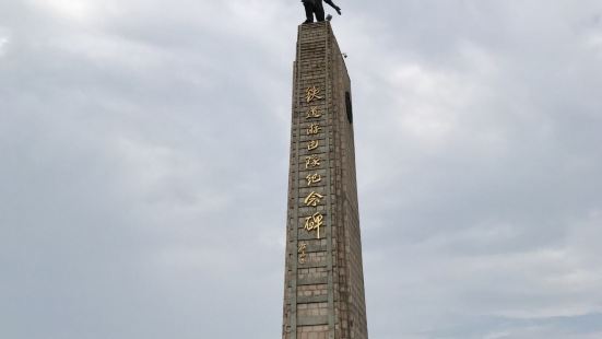 铁道传英名   游击显神兵铁道游击队纪念碑，高33米，占地2