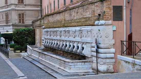 十三喷口喷泉位于安特纳市中心，十三个喷口代表十三个被斩首的勇