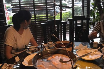 LAO CUN CHANG SI MU CAI JI DE HAI XIANG DIAN