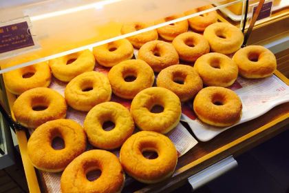 ZHONG SHAN SHI DAN QI OU PA NA DE LUO HONG BEI SHENG HUO GUAN