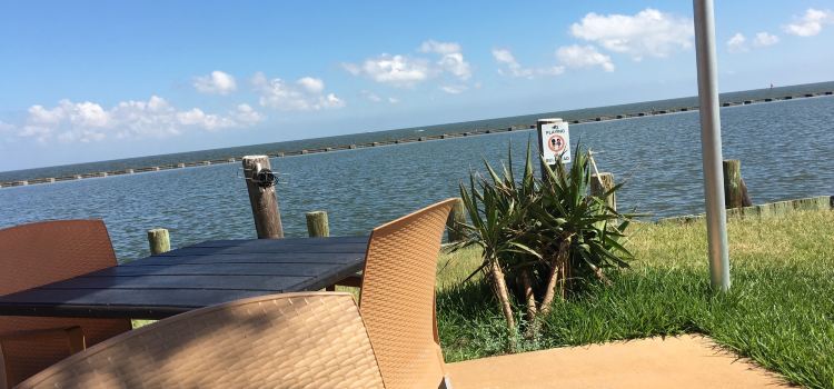 Moondog Seaside Eatery