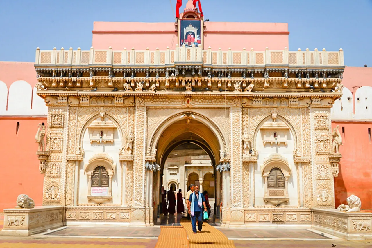 Why is this Hindu temple dedicated to the teacher, who carved the story of Karni Mata on the bronze door at the entrance of the temple. Karni Mata is the embodiment of the right and the goddess of victory. It was originally an important object of the heavens, and it was accidentally made a mistake. Was caught in the human reincarnation. At some stage of her reincarnation, she was a patriarch and deeply loved her own people. One day, her adopted son died drowning in water. She pleaded with death to Yama, hoping to bring him back to life, and Death refused her request. She swears with a fist and swears: From now on, my people will never fall into the hands of death! The souls after their death will temporarily reside in the body of the mouse and return to the body with the birth of the newborn. Therefore, this temple was specially built to worship the mice, and every Bikaner also regarded the mice in the temple as their loved ones. 


Traffic Strategy: 
 The famous Rat Temple is located in Deshnoke, 30 km away from Bikaner, at the LAL Bus Stand in Bikaner, from the hotel concentration area. Just 30 rupees to the station, 1 hour to Bisnell to Deshnoke, the fare is 26 rupees, not far from the rat is the temple. 

 Attractions Raiders: 
rat temple do not take tickets, but the photo will receive 20 rupees of the ticket, you must take off your shoes, I believe that everyone on the floor full of mice will definitely have Psychological barrier, but there will be a foot cover at the door, 20 rupees.