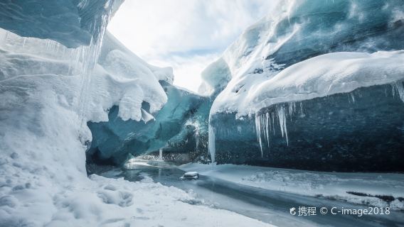 The pure blue ice cave experience of Vatnajökull in Iceland is optional with a super jeep and optional departure from Jökulsárlón glacier lagoon