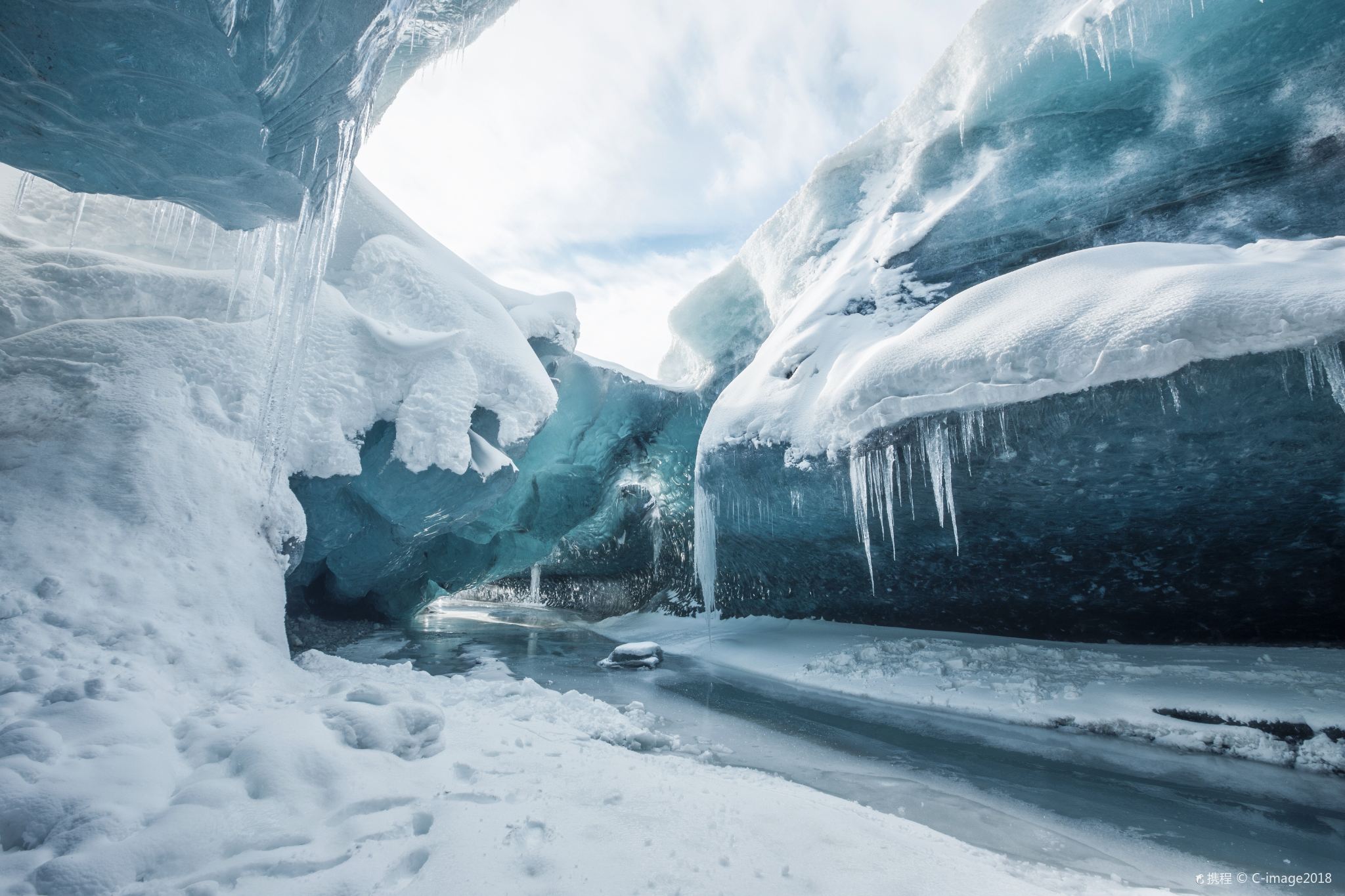 Esperienza pura nelle grotte di ghiaccio blu del ghiacciaio Vatnajökull in Islanda con opzione per super jeep e partenza dal lago glaciale Jökulsárlón