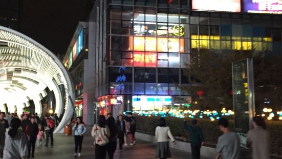 东亚风情商业步行街有许多网红店，经常看见有许多人在不同的网红