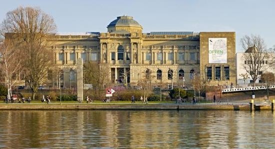 河岸博物馆就在莱茵河的岸边，坐船游览城市风光的时候可以看到这