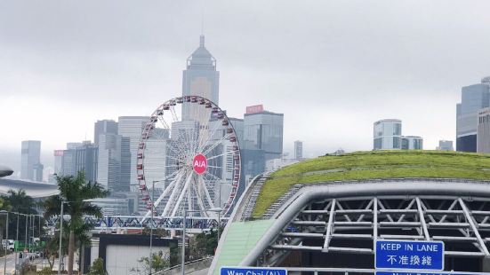 走进香港的蓝屋社区，其实它是由蓝屋，黄屋，橙屋为主的社区。首