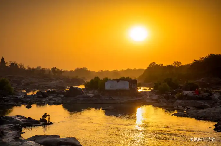 Hotels near Saatar river