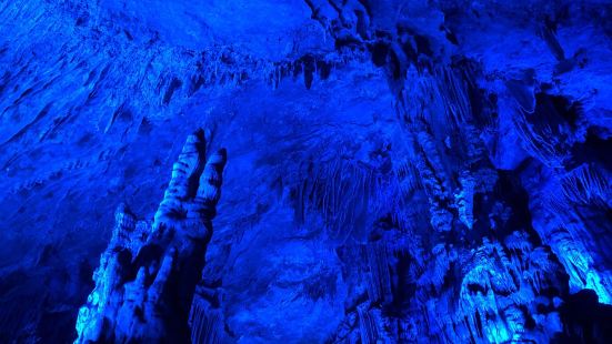 浙江桐庐的瑶琳仙境一共有三个洞庭，第一洞厅有4400平方米，