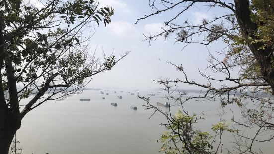 天门山景区位于芜湖市鸠江区，离市区比较远，但交通便利，公交车