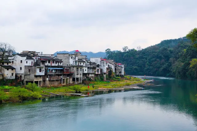 The White Walled-Black Roofed Huipai Village with Horse-Head Walls: You Must Come to Wuyuan to Appreciate It Properly.