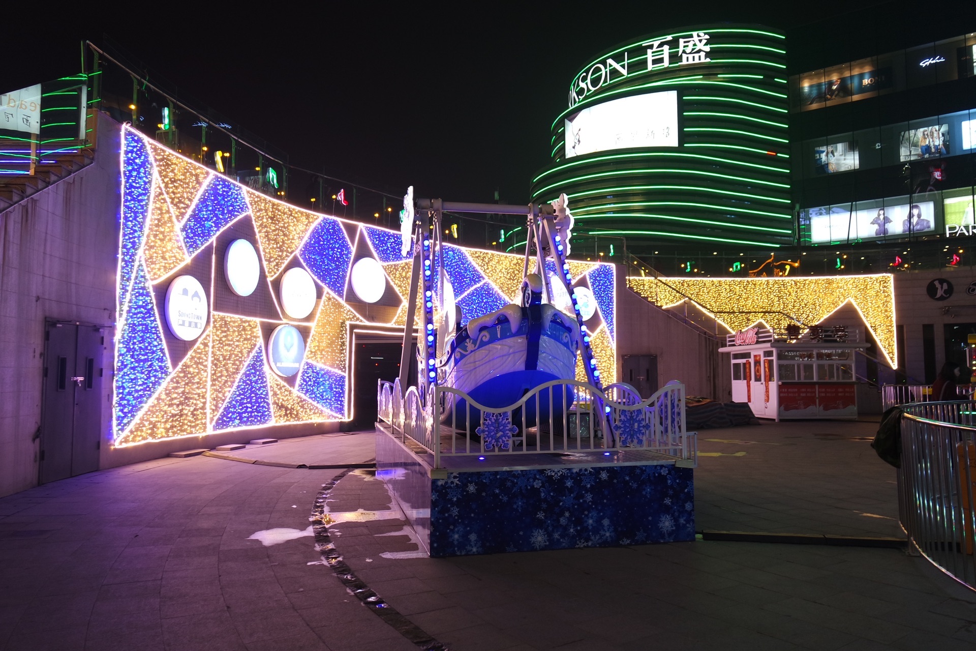 📍Greenland International Exposition City, Nanchang Greenland International Exposition City or 绿地中心 in Chinese is a modern area in Nanchang. It is a business district. There are so many tall buildings and most of them are Chinese famous companies. There is a mall here. The mall is quite new, not so many shops open yet. Mostly are local restaurants. It also has got a cinem inside the mall. Pretty big, modern cinema. 
#givethanks 
#givethanks