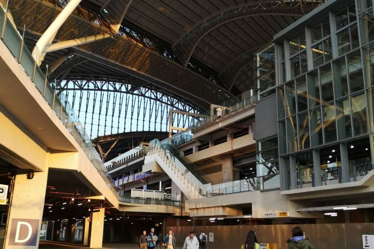 台中新盛綠川水岸廊道旁的台中火車站。圖片來源:Trip.com