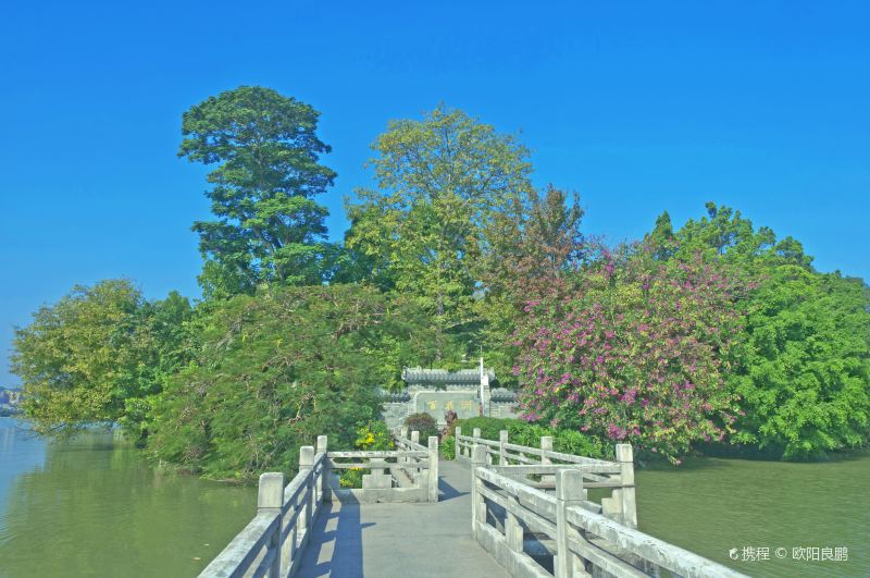 Hundred Flower Pond (Bai Hua Zhou)