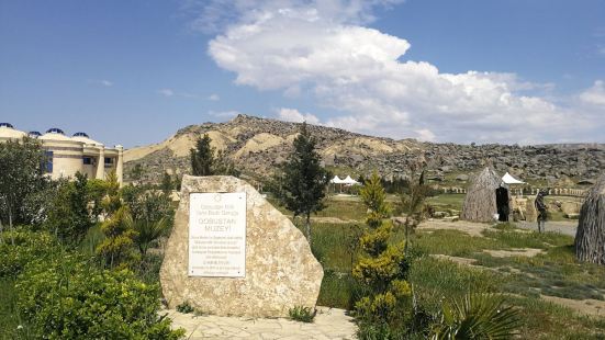 戈布斯坦国家岩石公园，位于阿塞拜疆首都巴库以西50英里，驱车