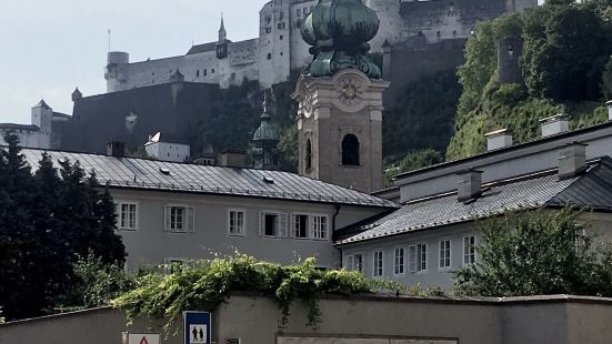 圣彼得修道院位于萨尔茨堡主教宫的西南，紧临着山壁，看似距离不