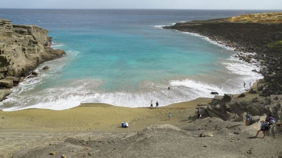 夏威夷大岛的绿沙滩，离美国最南端海岸不远，但需要坐当地人的皮