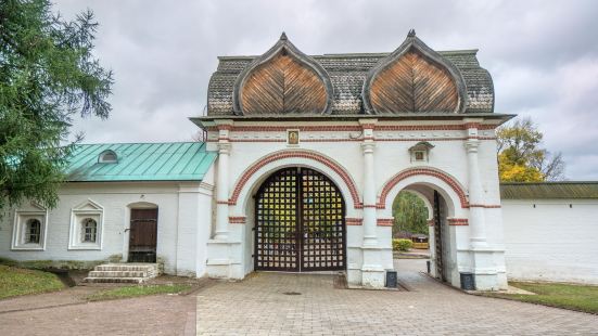 Spasskiye Gate With Streletskiye Karaulni Museum